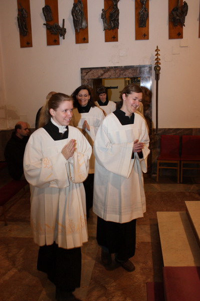 Ženy u oltáře při studentské mši sv.